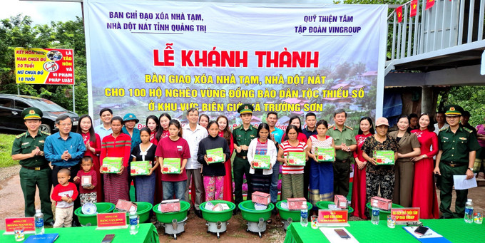 Ban Chỉ huy Bộ đội Biên phòng tỉnh Quảng Trị, chính quyền địa phương và đơn vị tài trợ trao tặng các phần quà ý nghĩa, thiết yếu cho các hộ dân xã Trường Sơn. Ảnh: TTXVN phát Ban Chỉ huy Bộ đội Biên phòng tỉnh Quảng Trị, chính quyền địa phương và đơn vị tài trợ trao tặng các phần quà ý nghĩa, thiết yếu cho các hộ dân xã Trường Sơn. Ảnh: TTXVN phát