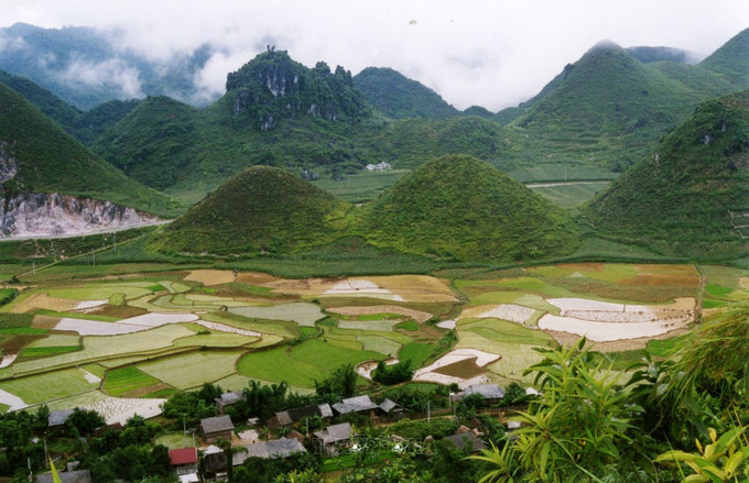 Núi đôi ở Quản Bạ (Cao nguyên đá Đồng Văn). Ảnh: Minh Tâm/TTXVN. Chú thích ảnh