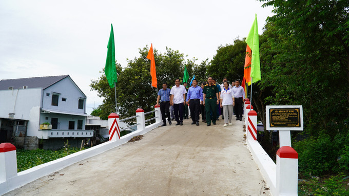 Lãnh đạo Hội Nông dân tỉnh An Giang cùng đại biểu khánh thành cầu Kênh 4, xã Hòn Đất trong buổi lễ khánh thành. an-giang-120925-1.jpg