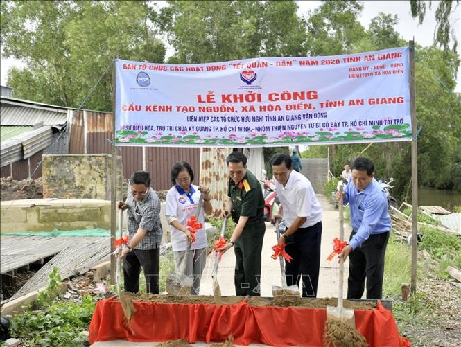 Lãnh đạo Hội Nông dân tỉnh An Giang cùng các đại biểu thực hiện nghi thức khởi công cầu kênh Tạo Nguồn, xã Hòa Điền. an-giang-120925-2.jpg