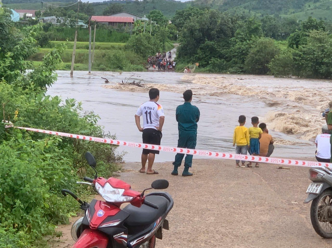 Lực lượng chức năng túc trực tại khu vực ngầm tràn Mơ Nang 2. Ảnh: TTXVN phát Lực lượng chức năng túc trực tại khu vực ngầm tràn Mơ Nang 2. Ảnh: TTXVN phát