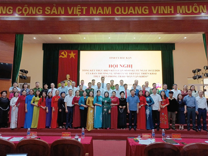 Các đại diện tập thể, cá nhân được biểu dương chụp ảnh lưu niệm với lãnh đạo tỉnh. Ảnh TTXVN phát Các đại diện tập thể, cá nhân được biểu dương chụp ảnh lưu niệm với lãnh đạo tỉnh. Ảnh TTXVN phát