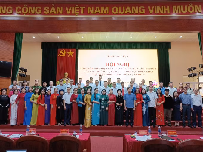 Các đại diện tập thể, cá nhân được biểu dương chụp ảnh lưu niệm với lãnh đạo tỉnh. Ảnh TTXVN phát