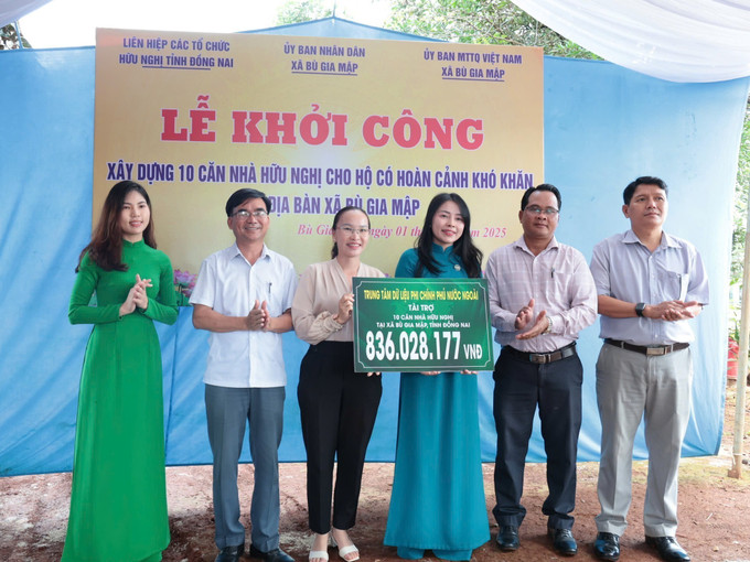 Trao bảng kinh phí xây dựng Nhà Hữu nghị cho các hộ dân khó khăn. nha-huu-nghi-011125-1.jpg