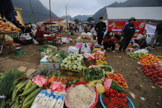Các gian hàng bày bán các sản phẩm nông sản địa phương xã Vân Sơn trong ngày hội. Ảnh: Trọng Đạt-TTXVN