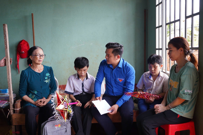 Bí thư Tỉnh đoàn Gia Lai Phạm Hồng Hiệp đến nhà thăm hỏi, tặng quà cho học sinh khó khăn trường Nguyễn Trãi, xã Ia Dom. Ảnh: Hồng Điệp/TTXVN Bí thư Tỉnh đoàn Gia Lai Phạm Hồng Hiệp đến nhà thăm hỏi, tặng quà cho học sinh khó khăn trường Nguyễn Trãi, xã Ia Dom. Ảnh: Hồng Điệp/TTXVN