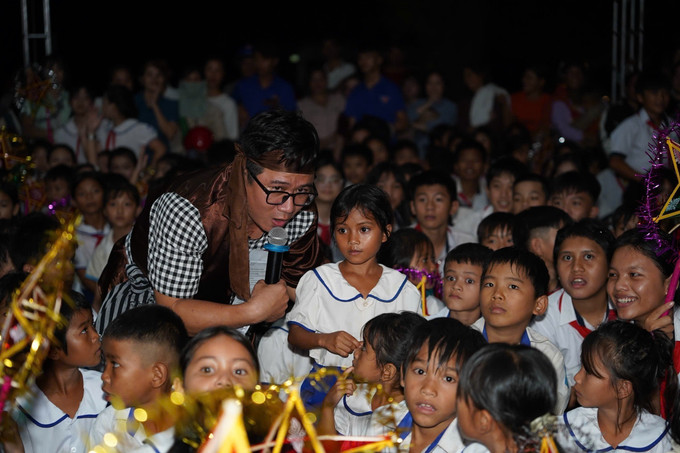 Thiếu nhi xã biên giới Ia Dom được giao lưu sôi nổi cùng Chú Cuội, chị Hằng trong chương trình "Đêm hội Trăng Rằm". Ảnh: Hồng Điệp/TTXVN gia-lai-300925-3.jpg