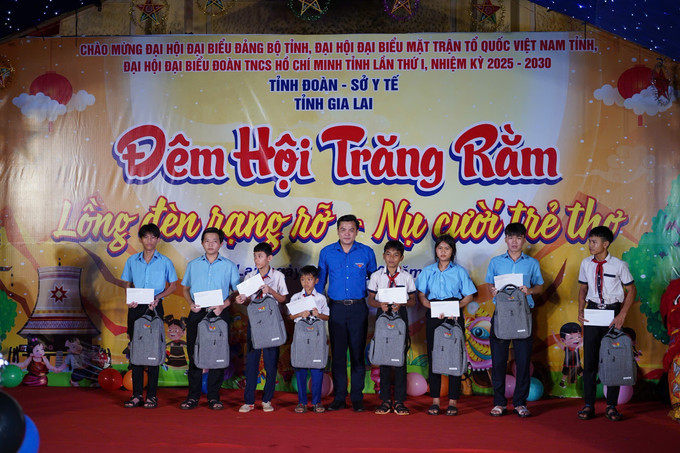 Đồng chí Phạm Hồng Hiệp, Bí thư Tỉnh đoàn Gia Lai tặng quà cho 09 cháu (01 cháu là con nuôi Đồn Biên phòng và 08 cháu thuộc chương trình “Nâng bước em đến trường”). Ảnh: Hồng Điệp/TTXVN Đồng chí Phạm Hồng Hiệp, Bí thư Tỉnh đoàn Gia Lai tặng quà cho 09 cháu (01 cháu là con nuôi Đồn Biên phòng và 08 cháu thuộc chương trình “Nâng bước em đến trường”). Ảnh: Hồng Điệp/TTXVN
