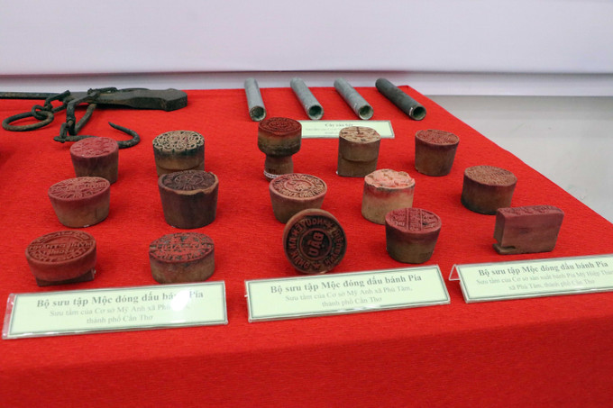 Một số dụng cụ làm bánh Pía được trưng bày tại hội nghị.