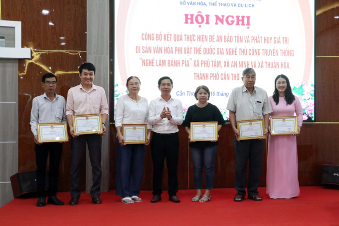 Ban tổ chức khen thưởng các tập thể có thành tích trong bảo tồn và phát huy giá trị di sản văn hóa phi vật thể quốc gia nghề thủ công truyền thống “Nghề làm bánh Pía”.