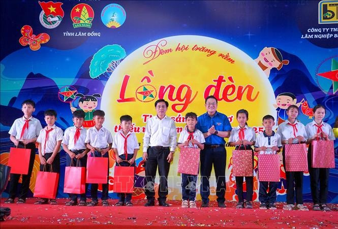 Đại diện lãnh đạo Tỉnh đoàn phối hợp với Sở Y tế tỉnh Lâm Đồng trao quà cho các em thiếu nhi Hồng Hiếu/TTXVN lam-dong-021025-1.jpg