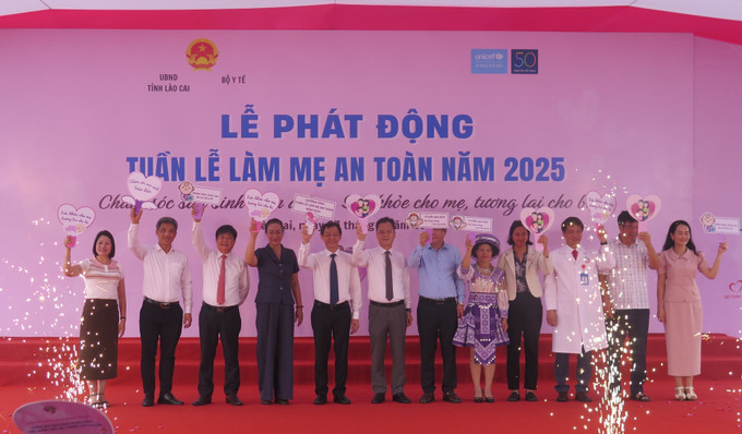 Các đại biểu cùng giơ cao thông điệp thực hiện nghi thức phát động Tuần lễ Làm mẹ an toàn năm 2025. lam-me-270925-3.jpg