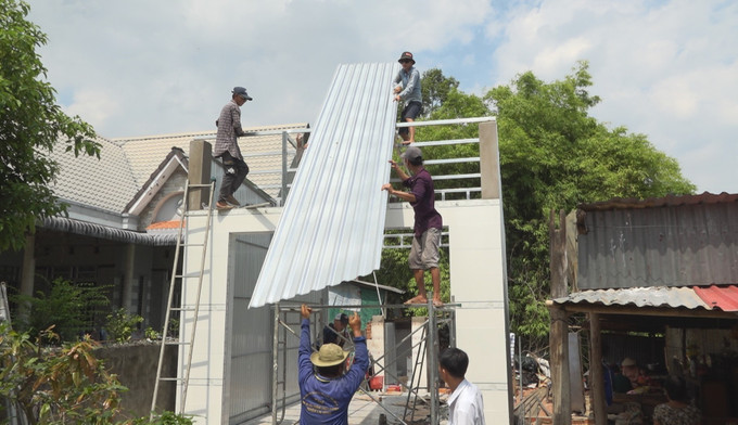 Nhóm Thiện nguyện huyện Lai Vung, tỉnh Đồng Tháp xây dựng nhà miễn phí cho hộ dân trong Chương trình xóa nhà tạm, nhà dột nát. Ảnh: TTXVN phát nha-tam-300625-1.jpg