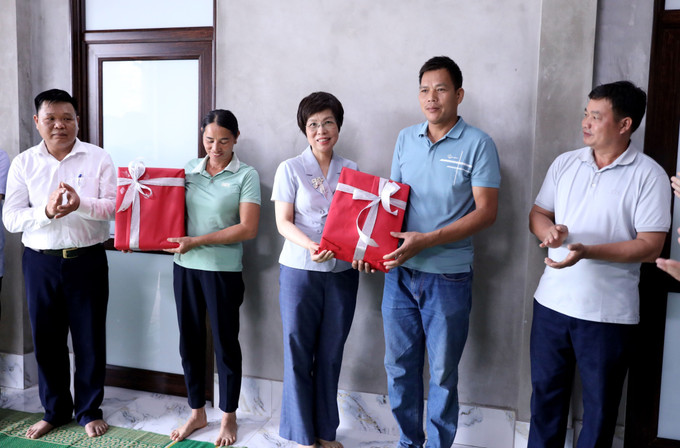 Tổng Giám đốc TTXVN Vũ Việt Trang tặng quà cho gia đình được TTXVN hỗ trợ xây dựng nhà mới. Ảnh: Quang Cường/TTXVN nha-tam-300625-3.jpg
