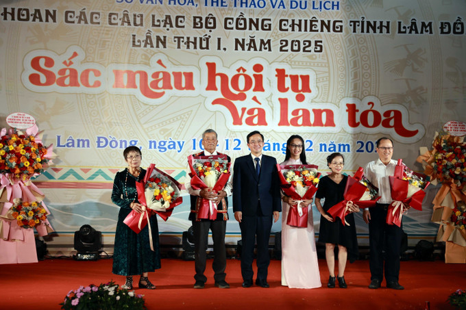 Lãnh đạo Sở Văn hóa, Thể thao và Du lịch Lâm Đồng tặng hoa cho Ban giám khảo liên hoan.