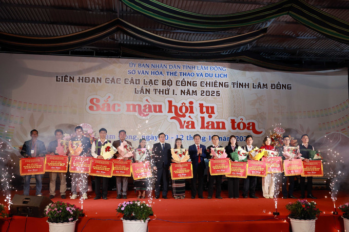 Lãnh đạo Sở Văn hóa, Thể thao và Du lịch Lâm Đồng tặng cờ cho đại diện các đoàn tham dự liên hoan.
