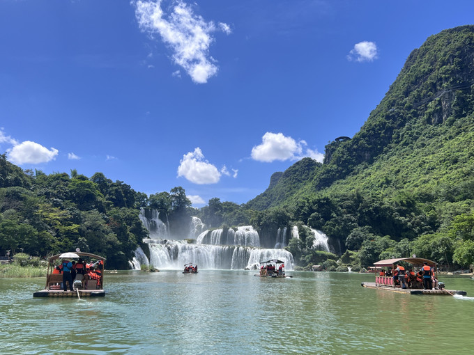 Thác Bản Giốc (xã Đàm Thuỷ, huyện Trùng Khánh) trở thành điểm du lịch lí tưởng của du khách. Ảnh: Chu Hiệu/TTXVN. du-lich-080725-1.jpg