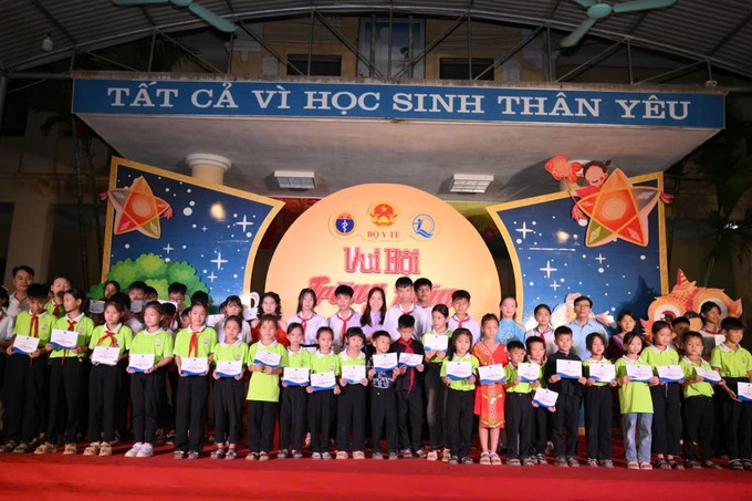 Các em hiếu nhi nhận học bổng tại chương trình. Ảnh: TTXVN phát tuyen-quang-021025-1.jpg
