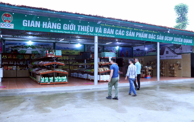 Trong ảnh: Gian hàng giới thiệu và bày bán sản phẩm OCOP ở tỉnh Tuyên Quang. Ảnh: Vũ Quang/TTXVN ocop-100725-2.jpg