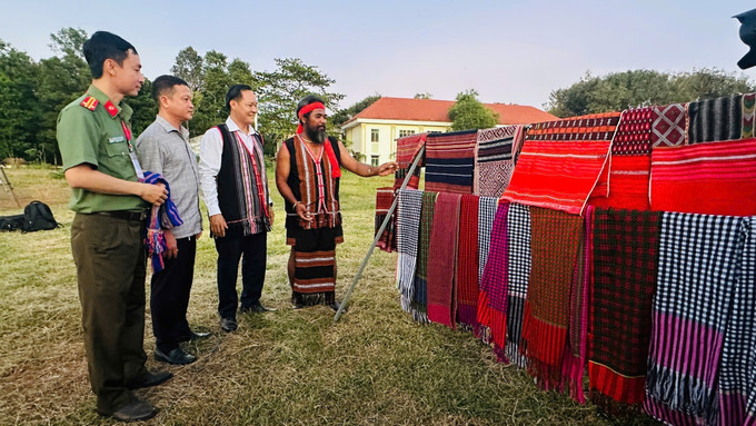 Khách tham quan gian hàng thổ cẩm tại lễ hội.