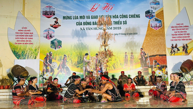 Tái hiện nghi thức lễ cúng lúa mới.