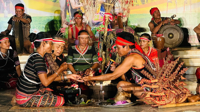 Nghi thức lễ cúng lúa mới.