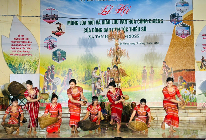 Một tiết mục văn nghệ tại lễ hội mừng lúa mới.