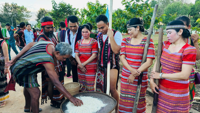 Giã gạo tại lễ mừng lúa mới.