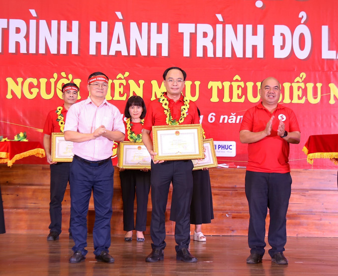 UBND tỉnh Gia Lai tặng Bằng khen cho 5 tập thể, 27 cá nhân có thành tích xuất sắc trong 10 năm tổ chức chương trình Hành trình đỏ và Phong trào Hiến máu tình nguyện giai đoạn 2016 - 2025. UBND tỉnh Gia Lai tặng Bằng khen cho 5 tập thể, 27 cá nhân có thành tích xuất sắc trong 10 năm tổ chức chương trình Hành trình đỏ và Phong trào Hiến máu tình nguyện giai đoạn 2016 - 2025.