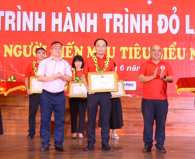 UBND tỉnh Gia Lai tặng Bằng khen cho 5 tập thể, 27 cá nhân có thành tích xuất sắc trong 10 năm tổ chức chương trình Hành trình đỏ và Phong trào Hiến máu tình nguyện giai đoạn 2016 - 2025.