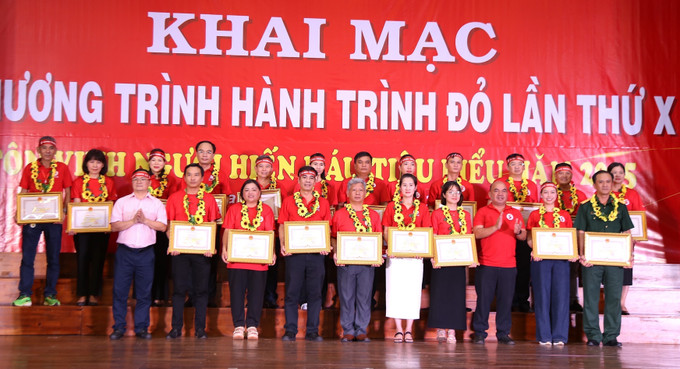 Các cá nhân, tập thể được Uỷ ban nhân dân tỉnh Gia Lai tặng Bằng khen vì có thành tích xuất sắc trong phong trào hiến máu tình nguyện. Các cá nhân, tập thể được Uỷ ban nhân dân tỉnh Gia Lai tặng Bằng khen vì có thành tích xuất sắc trong phong trào hiến máu tình nguyện.