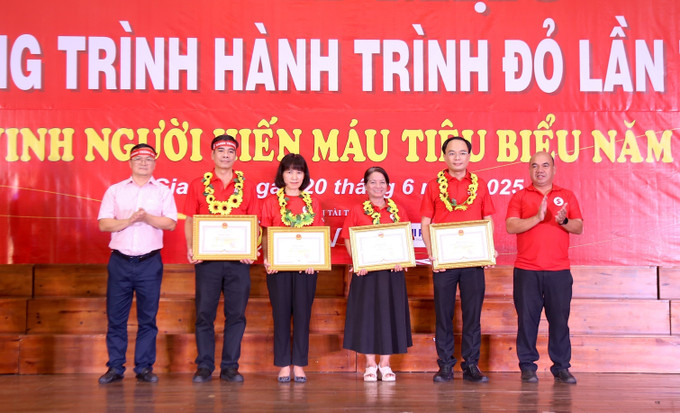 Các tập thể được Uỷ ban nhân dân tỉnh Gia Lai tặng bằng khen có nhiều thành tích trong phong trào hiến máu tình nguyện. Các tập thể được Uỷ ban nhân dân tỉnh Gia Lai tặng bằng khen có nhiều thành tích trong phong trào hiến máu tình nguyện.