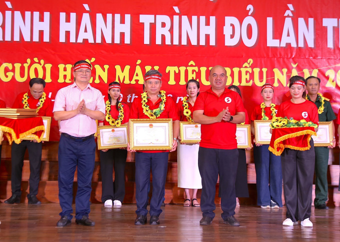 Đồng chí Nguyễn Văn Ý - Phó Giám đốc Sở Văn hoá, Thể thao và Du lịch tỉnh Gia Lai vinh dự nhận Bằng khen của Uỷ ban nhân dân tỉnh Gia Lai vì có thành tích xuất sắc trong phong trào hiến máu tình nguyện. Đồng chí Nguyễn Văn Ý - Phó Giám đốc Sở Văn hoá, Thể thao và Du lịch tỉnh Gia Lai vinh dự nhận Bằng khen của Uỷ ban nhân dân tỉnh Gia Lai vì có thành tích xuất sắc trong phong trào hiến máu tình nguyện.