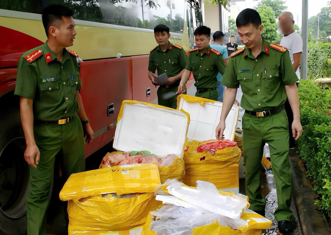 Lực lượng chức năng tỉnh Sơn La phát hiện hàng hóa nội tạng động vật không rõ nguồn gốc. Ảnh: TTXVN phát. son-la-190625-2.jpg