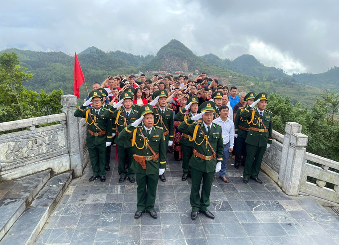 Lễ chào cờ tại cột cờ Lũng Cú, tỉnh Tuyên Quang. Ảnh: TTXVN phát tuyen-quang-020925-3.jpg