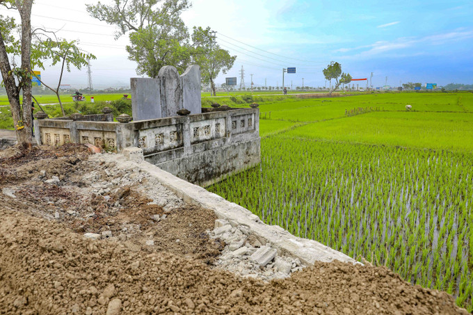 Phần kè nối vào tường bao bia di tích cũng đã được dỡ bỏ. Ảnh: Xuân Tư/TTXVN Phần kè nối vào tường bao bia di tích cũng đã được dỡ bỏ. Ảnh: Xuân Tư/TTXVN