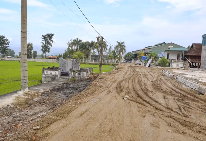 Qua trình người dân đổ đất, san gạt làm đường đi lại đã san lấp một phần di tích. Ảnh: Xuân Tư/TTXVN