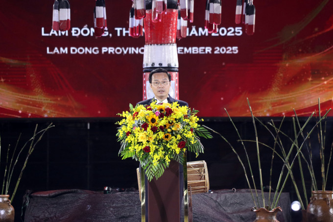 Ông Đinh Văn Tuấn, Phó Chủ tịch UBND tỉnh Lâm Đồng phát biểu khai mạc Đêm hội hòa âm cồng chiêng Đông Nam Á 2025.