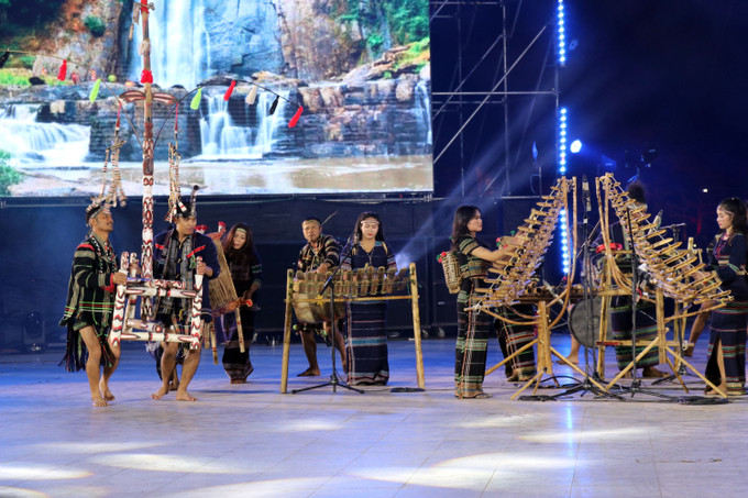 Đội chiêng tỉnh Lâm Đồng biểu diễn tại Đêm hội.