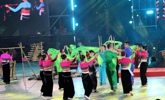 Đội chiêng Thái Tây Bắc biểu diễn tại Đêm hội.