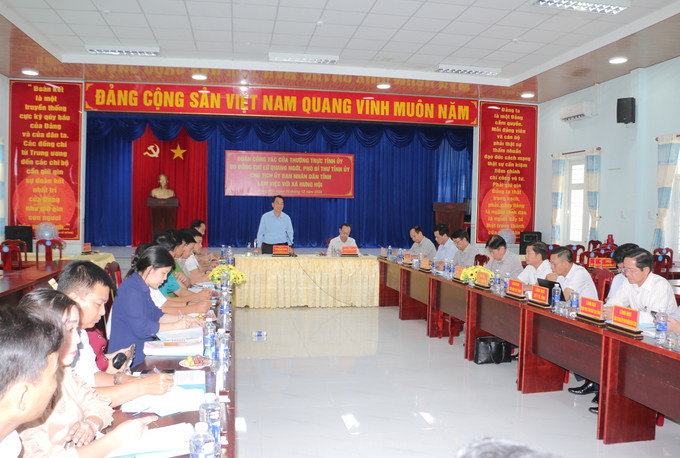 Quang cảnh buổi làm việc giữa Chủ tịch UBND tỉnh Cà Mau Lữ Quang Ngời cùng đoàn công tác với lãnh đạo xã Hưng Hội.