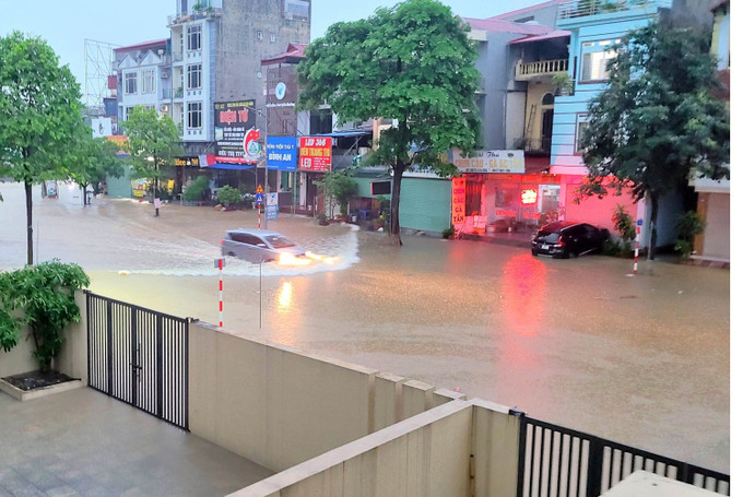 Đường Lương Ngọc Quyến ngập sâu trong nước. thai-nguyen-210625-14.jpg