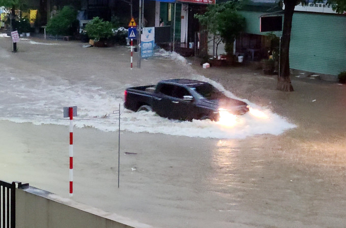 Các phương tiện di chuyển khó khăn khi mưa lớn gây ngập úng các tuyến đường. thai-nguyen-210625-13.jpg