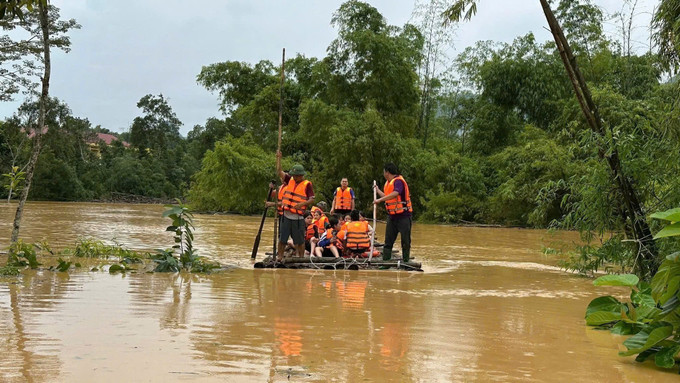 Lực lượng chức năng tích cực cứu hộ 270 em học sinh bị mắc kẹt trong trường Phổ thông Dân tộc Nội trú Na Rì. Ảnh: TTXVN phát Lực lượng chức năng tích cực cứu hộ 270 em học sinh bị mắc kẹt trong trường Phổ thông Dân tộc Nội trú Na Rì. Ảnh: TTXVN phát