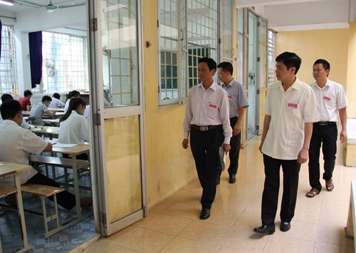 Thí sinh làm bài thi môn Địa Lý tại cụm thi trường Đại học Tây Bắc, sáng 3/7. Ảnh: Lê Hữu Quyết- TTXVN