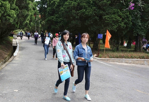 Đồng hành cùng thí sinh tỉnh Trà Vinh trong kỳ thi THPTquốc gia năm nay, hơn 10.000 suất cơm chay miễn phí được trao tận tay những thí sinh nghèo trong suốt những ngày diễn ra kỳ thi. Những suất cơm ấm áp nghĩa tình này là của bà con phật tử tại các chùa trên địa bàn tỉnh đóng góp, góp phần chia sẻ khó khăn, động viên các em có hoàn cảnh khó khăn an tâm làm bài để đạt kết quả tốt nhất trong kỳ thi. Ảnh: Thanh Hòa- TTXVN