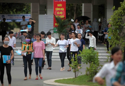 Sinh viên tình nguyện cõng thí sinh bị tai nạn gãy chân đến phòng thi taị điểm thi trường Cao đẳng Sư phạm Nghệ An. Ảnh: Thanh Tùng- TTXVN