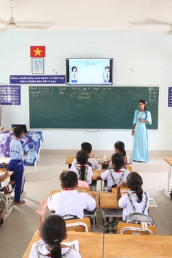 Triển khai dạy học tiếng dân tộc thiểu số với trọng tâm là tiếng Khmer và Chăm