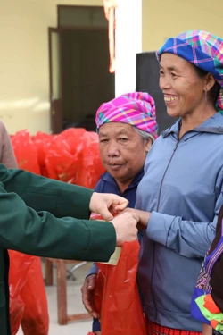 Mang Tết sớm tới vùng biên giới Điện Biên