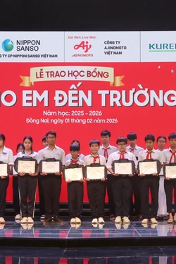 'Chắp cánh' cho học sinh khó khăn vững bước vào tương lai